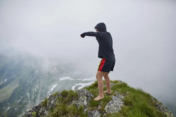 Fiatal Női Kickboxer Képzés Hegyen — Stock Fotó