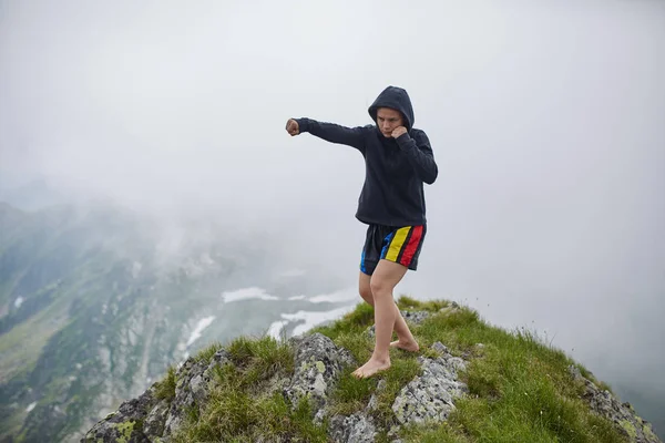 Fiatal Női Kickboxer Képzés Hegyen — Stock Fotó