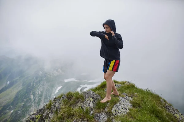 Jovem Kickboxer Feminino Treinando Montanha — Fotografia de Stock