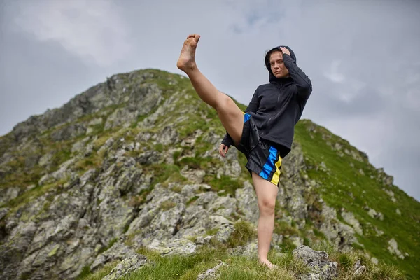 Jonge Vrouwelijke Kickboxer Training Berg — Stockfoto