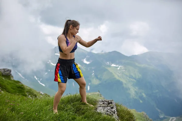 Fiatal Női Kickboxer Képzés Hegyen — Stock Fotó