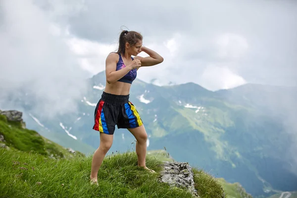 Jeune Femme Kickboxer Entraînement Sur Montagne — Photo