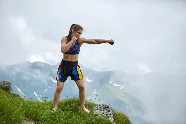 Jovem Kickboxer Feminino Treinando Montanha — Fotografia de Stock