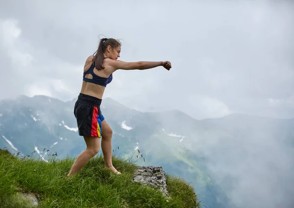 Unga Kvinnliga Kickboxer Utbildning Berget — Stockfoto