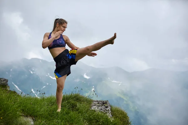 Jovem Kickboxer Feminino Treinando Montanha — Fotografia de Stock