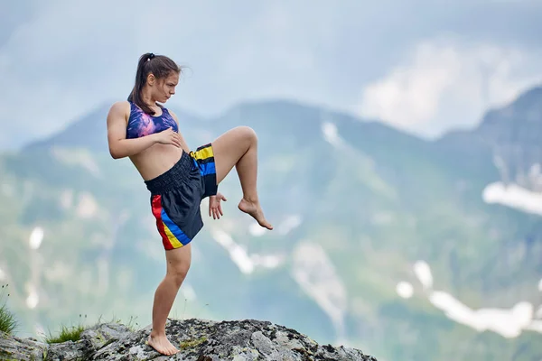 Jonge Vrouwelijke Kickboxer Training Berg — Stockfoto