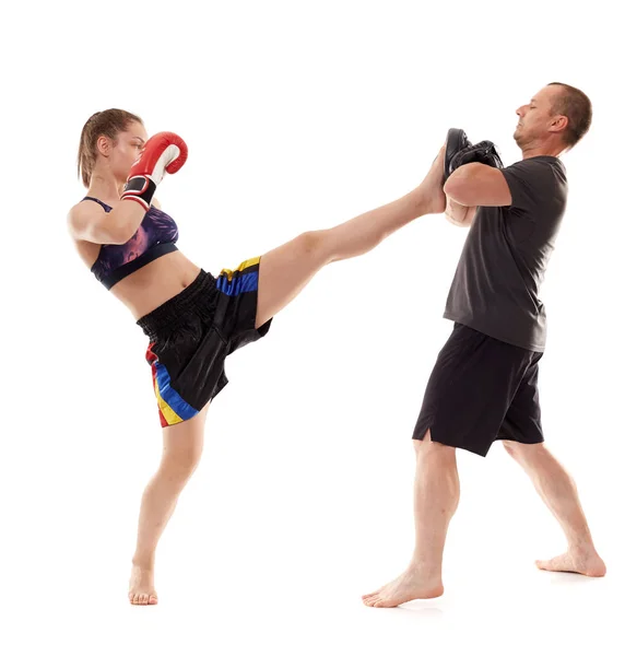 Jovem Mulher Kickboxer Sparring Com Seu Treinador Fundo Branco — Fotografia de Stock