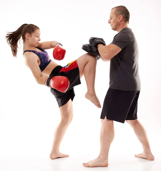 Jovem Mulher Kickboxer Sparring Com Seu Treinador Fundo Branco — Fotografia de Stock