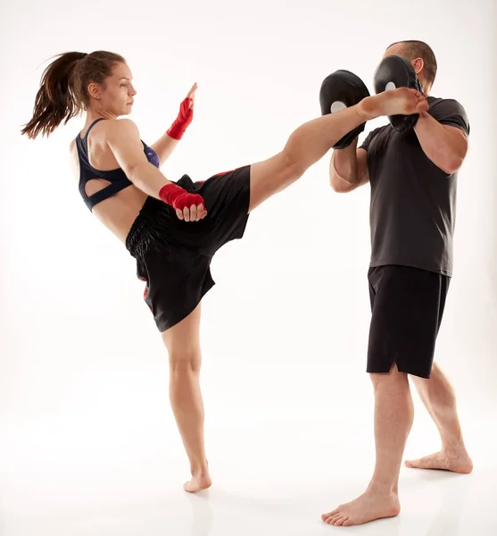 Jovem Mulher Kickboxer Sparring Com Seu Treinador Fundo Branco — Fotografia de Stock