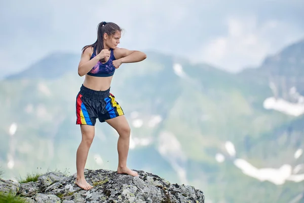Jovem Kickboxer Feminino Treinando Montanha Imagens Royalty-Free