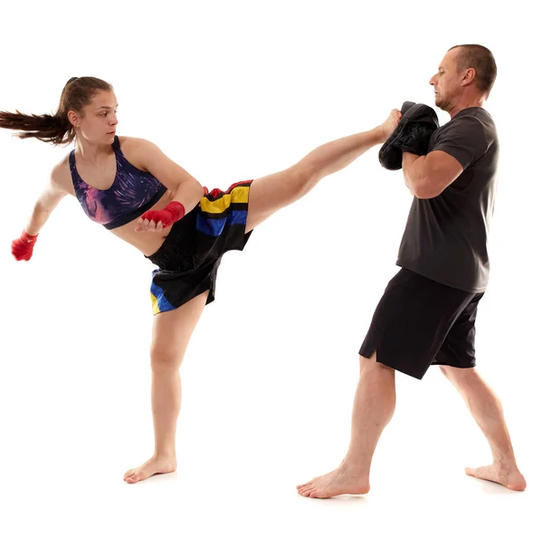 Jovem Mulher Kickboxer Sparring Com Seu Treinador Fundo Branco — Fotografia de Stock