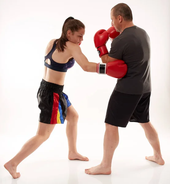 Joven Mujer Kickboxer Sparring Con Entrenador Sobre Fondo Blanco — Foto de Stock