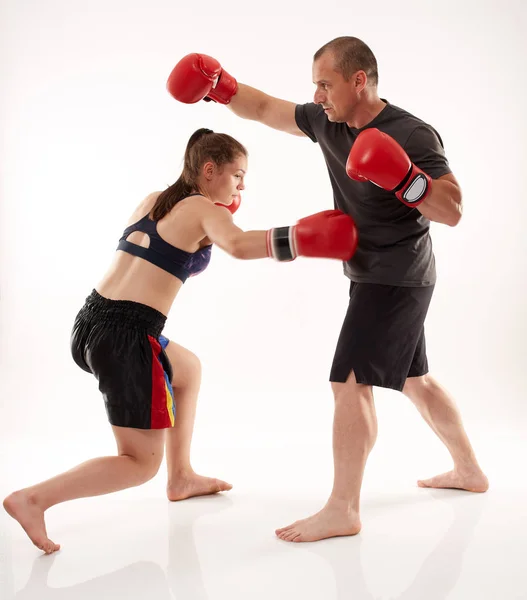 Jovem Mulher Kickboxer Sparring Com Seu Treinador Fundo Branco — Fotografia de Stock