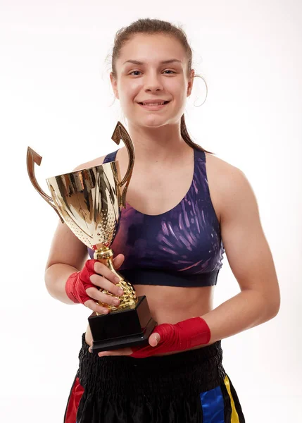 Szczęśliwa Dziewczyna Zwycięzca Konkursu Kickboxing Trzymając Złotą Filiżankę — Zdjęcie stockowe