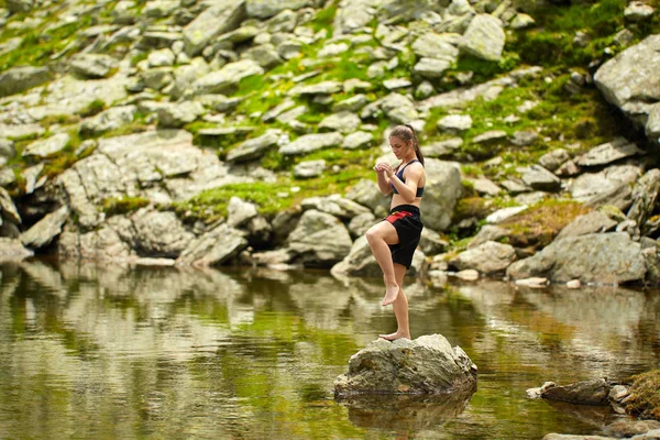 Kickboxer Menina Formação Por Lago Montanhas Durante Dia — Fotografia de Stock