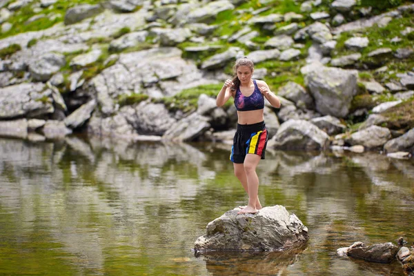 Kickboxer Menina Formação Por Lago Montanhas Durante Dia — Fotografia de Stock