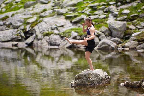 Kickboxer Menina Formação Por Lago Montanhas Durante Dia — Fotografia de Stock