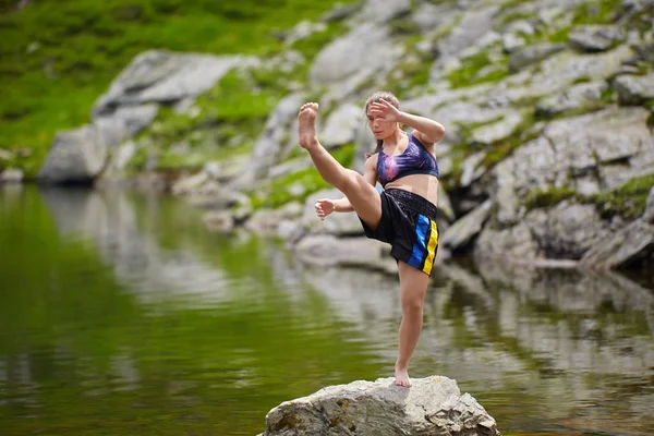 Gündüz Dağlarda Göl Kickboxer Kız Eğitim — Stok fotoğraf
