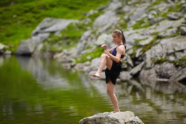 Kickboxerin Trainiert Tagsüber See Den Bergen — Stockfoto