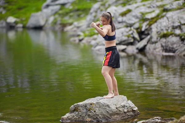 Kickboxer Дівчина Тренування Озері Горах Вдень — стокове фото