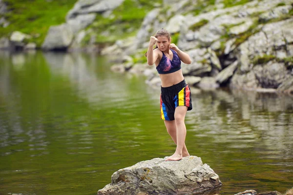 Kickboxer Menina Formação Por Lago Montanhas Durante Dia — Fotografia de Stock