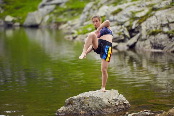 Kickboxer Menina Formação Por Lago Montanhas Durante Dia — Fotografia de Stock