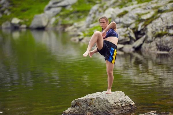 Kickboxer Menina Formação Por Lago Montanhas Durante Dia — Fotografia de Stock