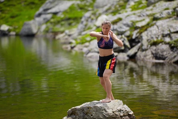 Kickboxer Fille Formation Bord Lac Dans Les Montagnes Pendant Journée Images De Stock Libres De Droits