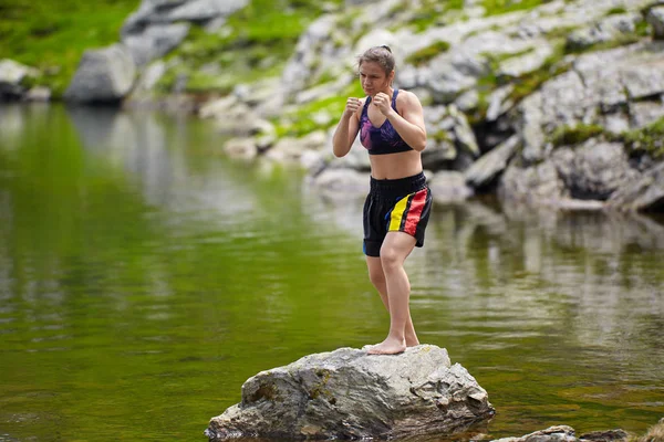 Kickboxer Girl Utbildning Vid Sjön Bergen Dagtid Stockfoto