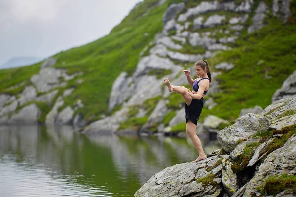 Trening Kickboxer Dziewczyna Przez Jezioro Górach Ciągu Dnia — Zdjęcie stockowe