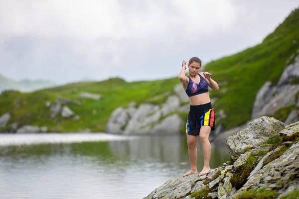 Kickboxer Menina Formação Por Lago Montanhas Durante Dia — Fotografia de Stock