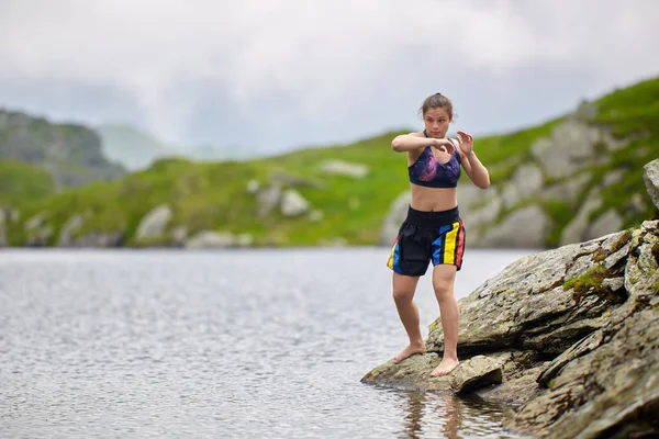 Девочка Боксер Тренируется Озере Горах Днем — стоковое фото