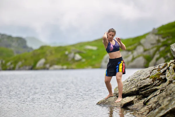 Kickboxer Menina Formação Por Lago Montanhas Durante Dia — Fotografia de Stock