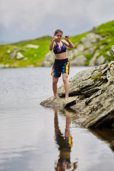 Kickboxer Menina Formação Por Lago Montanhas Durante Dia — Fotografia de Stock