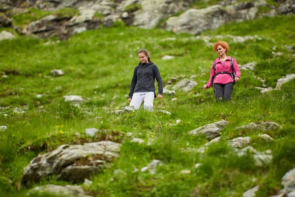 Mulheres Com Mochilas Caminhando Trilha Montanhas Rochosas Durante Dia — Fotografia de Stock