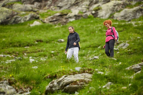 Women Backpacks Hiking Trail Rocky Mountains Daytime — Stock Photo, Image