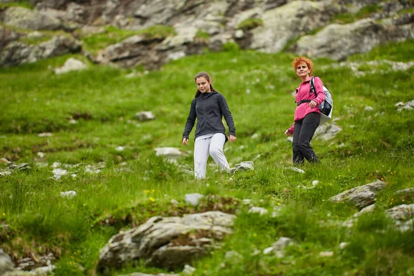 Frauen Mit Rucksäcken Wandern Tagsüber Auf Wanderwegen Felsigen Bergen — Stockfoto