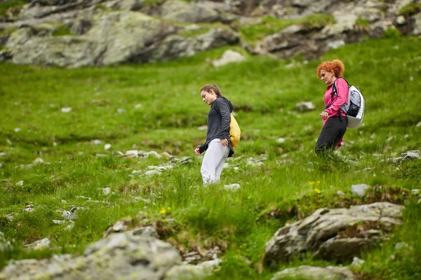 Frauen Mit Rucksäcken Wandern Tagsüber Auf Wanderwegen Felsigen Bergen — Stockfoto