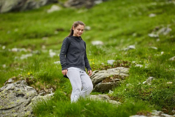 Donna Con Zaino Trekking Sentiero Tra Montagne Rocciose — Foto Stock