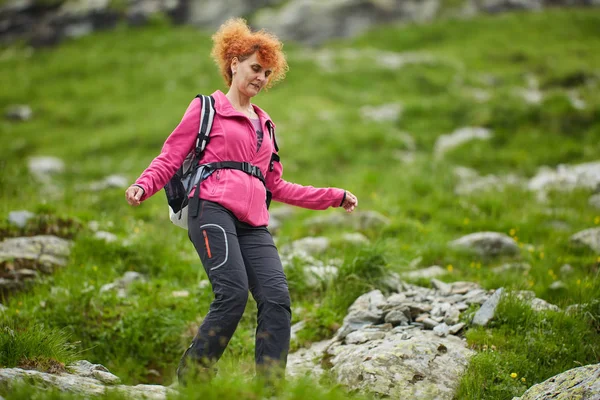 Mulher Com Mochila Caminhadas Trilha Montanhas Rochosas — Fotografia de Stock