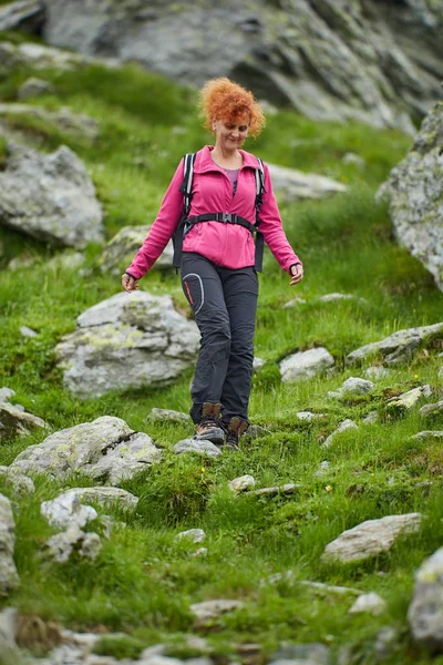 Frau Mit Rucksack Wandert Auf Wanderweg Felsigen Bergen — Stockfoto