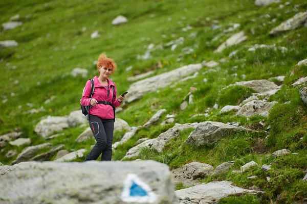 Kayalık Dağlarda Yolda Sırt Çantası Yürüyüş Ile Kadın — Stok fotoğraf