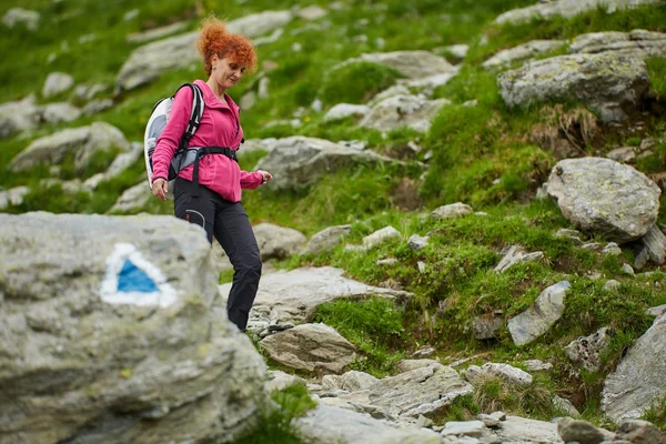 Frau Mit Rucksack Wandert Auf Wanderweg Felsigen Bergen — Stockfoto