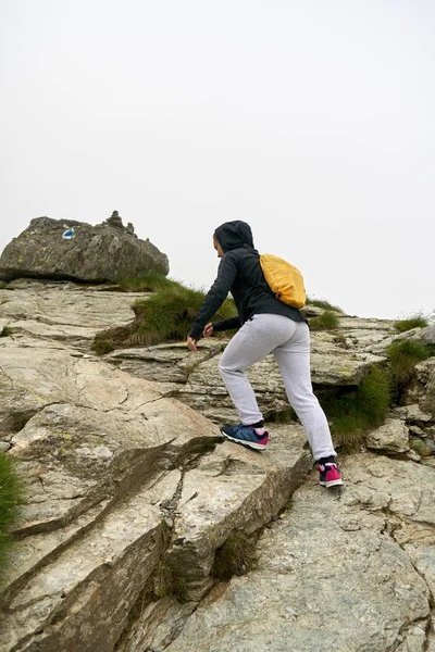 Femme Avec Sac Dos Randonnée Sur Sentier Dans Les Montagnes — Photo
