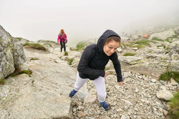 Kvinnor Med Ryggsäckar Vandring Trail Rocky Mountains Dagtid — Stockfoto