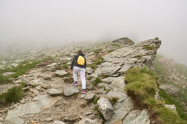 Femme Avec Sac Dos Randonnée Sur Sentier Dans Les Montagnes — Photo