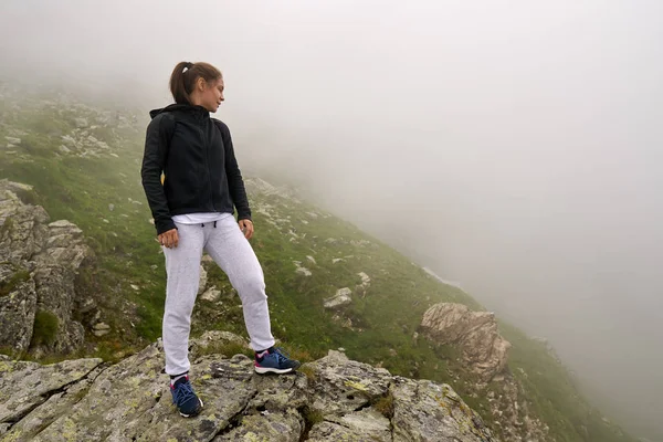 Frau Mit Rucksack Wandert Auf Wanderweg Den Felsigen Bergen — Stockfoto