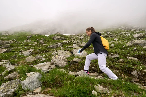 Mulher Com Mochila Caminhadas Uma Trilha Nas Montanhas Rochosas — Fotografia de Stock