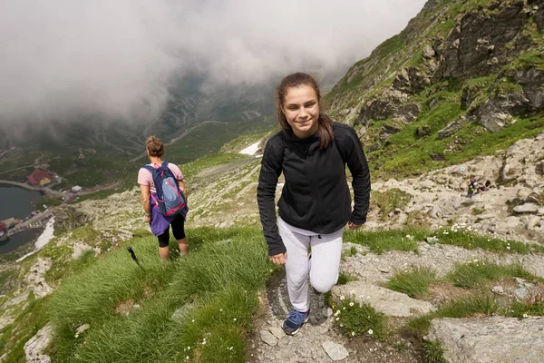 Donne Con Zaini Escursionismo Sulle Montagne Rocciose Giorno — Foto Stock