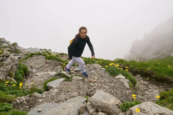 岩の多い山のトレイルでバックパックハイキングを持つ女性 — ストック写真